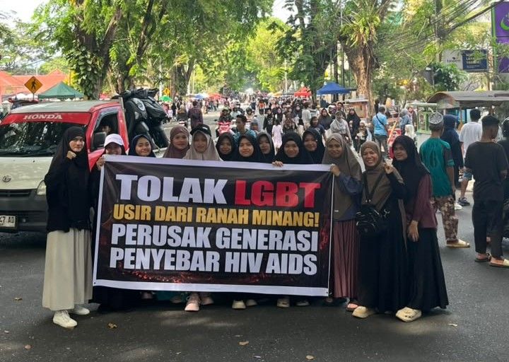 Aksi damai menolak lesbian, gay, biseksual, dan transgender (LGBT) digelar oleh puluhan pemuda, aktivis, dan santri di kawasan kegiatan hari bebas berkendara atau car free day (CFD) Jalan Rasuna Said, Kota Padang, pada Minggu (7/6/2026).
