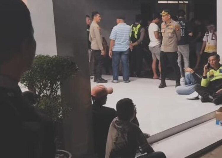 Beredar kabar seorang pria di daerah Tanjung Ampalu, Kabupaten Sijunjung, Sumatera Barat, diamuk warga pada Minggu (7/6/2026) malam. Foto: Tangkapan layar media sosial