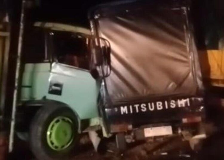 Kecelakaan beruntun terjadi di kawasan Air Balam, Kecamatan Koto Balingka, Kabupaten Pasaman Barat, pada Minggu (7/6/2026) malam. Foto: Tangkapan layar media sosial
