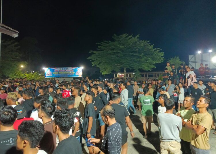 Seribuan warga dari berbagai kecamatan mendatangi Mapolres Sijunjung pada Minggu (7/6/2026) malam. Foto: Polres Sijunjung
