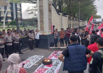 Demo di Polda, Mahasiswa Tantang Kapolda Baru Tuntaskan Tambang Ilegal di Sumbar: Rakyat Kecil Ditangkap, Pemodal Selalu Lolos