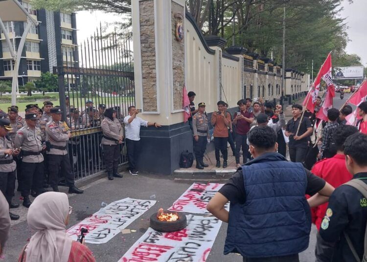 Gerakan Mahasiswa Nasional Indonesia (GMNI) Sumatera Barat menggelar aksi demonstrasi di depan Markas Kepolisian Daerah (Polda) Sumatera Barat, Senin (8/6/2026)