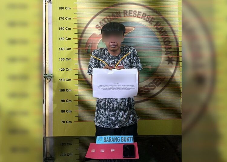 Polisi menangkap seorang pria di Kampung Tangah, Nagari Painan Timur, Kecamatan IV Jurai, Pesisir Selatan, pada Senin (8/6/2026) pukul 1.00 WIB karena diduga mengedarkan sabu-sabu. Foto: Polres Pesisir Selatan