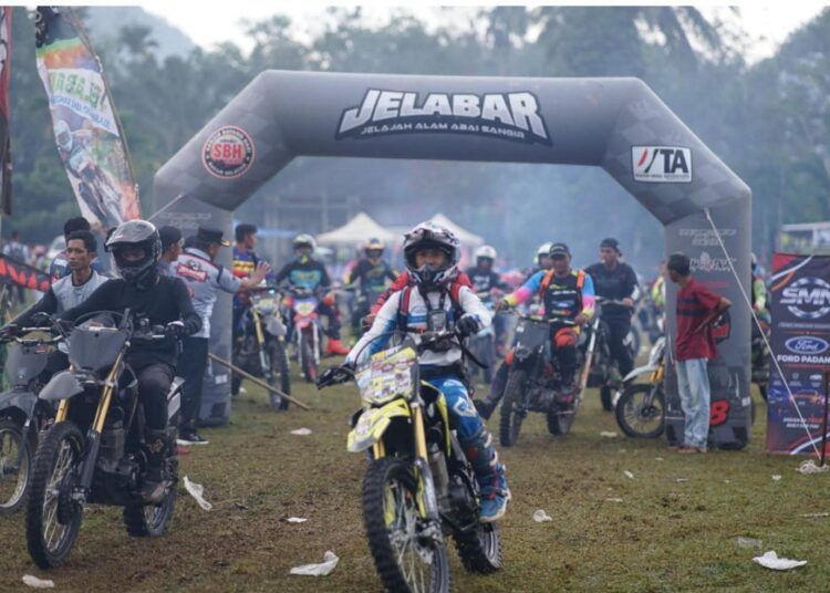 Sebanyak 3.700 rider trail dari berbagai daerah di Sumatera, Jawa, dan wilayah lainnya berkumpul di Nagari Abai, Kecamatan Sangir Batang Hari, Solok Selatan, untuk mengikuti ajang Trabas Jelajah Alam Abai Sangir (Jelabar) Chapter 3, Senin (8/6/2026).