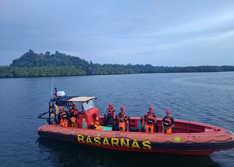 Tim SAR gabungan melakukan pencarian terhadap seorang warga yang dilaporkan hilang setelah longboat yang ditumpanginya terbalik di perairan Muara Sagulubbek, Kecamatan Siberut Barat Daya, Kabupaten Kepulauan Mentawai, Sumatera Barat, pada Senin (8/6/2026).
