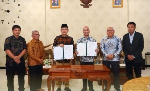 Pemerintah Kota (Pemko) Payakumbuh dan Universitas Islam Riau (UIR) menandatangani kesepakatan bersama untuk mendukung pengembangan sumber daya manusia (SDM), peningkatan kualitas pelayanan publik, dan pembangunan daerah berbasis riset di Pendopo Rumah Dinas Wali Kota Payakumbuh, Senin (8/6/2026) malam. Foto: Dok. Pemko Payakumbuh.
