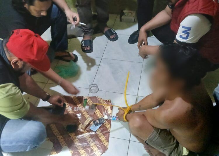 Polisi menangkap seorang pria di Jorong Koto Panjang, Nagari Sikabau, Kecamatan Pulau Punjung, Dharmasraya, Sumatera Barat (Sumbar), pada Selasa (9/6/2026) sekitar pukul 04.00 WIB atas dugaan mengedarkan sabu-sabu. Foto: Polres Dharmasraya