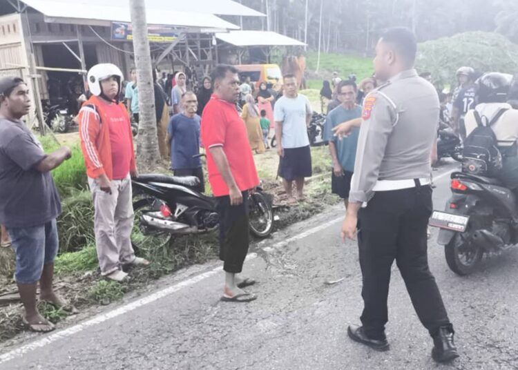 Polisi olah TKP kecelakaan beruntun melibatkan dua motor dan satu truk terjadi di Jalan Batu Batindih, Kenagarian Sundata, Kecamatan Lubuk Sikaping, Kabupaten Pasaman, Sumatera Barat, pada Selasa (9/6/2026) sekitar pukul 14.00 WIB. Foto: Polres Pasaman
