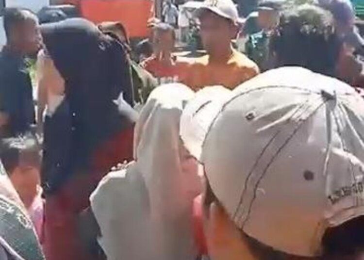 Seorang perempuan diduga mencuri dompet milik emak-emak yang sedang berbelanja di Pasar Talang, Kecamatan Gunung Talang, Kabupaten Solok, Sumatera Barat, pada Rabu (10/6) siang. Foto: Tangkapan layar media sosial