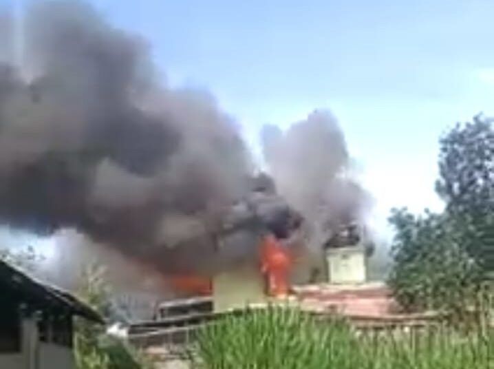 Satu unit rumah permanen di Jorong PSB, Nagari Gadut, Kecamatan Tilatang Kamang, Kabupaten Agam, Sumatera Barat, hangus terbakar, Rabu (10/6/2026) pagi. Kebakaran diduga dipicu akibat korsleting listrik.
