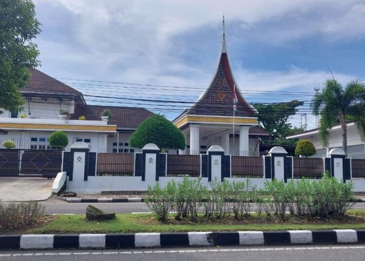 Tampak luar rumah dinas Wakil Gubernur Sumatra Barat, Vasko, yang berada di Jalan Flamboyan Nomor 20 A, RT 001/RW 002, Kelurahan Flamboyan Baru, Kecamatan Padang Barat, Kota Padang, Sumatera Barat. Foto: Mengki/Sumbarkita