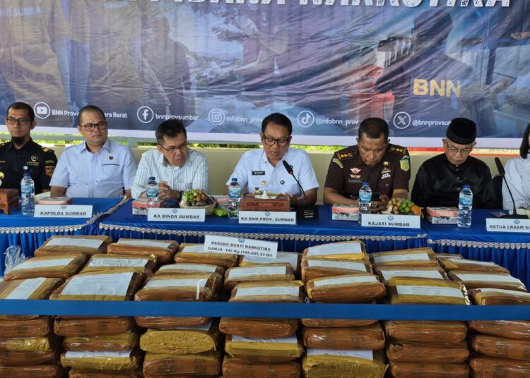 Badan Narkotika Nasional Provinsi (BNNP) Sumatera Barat memusnahkan barang bukti 145 kilogram ganja di Krematorium Bukit Gado-Gado, Padang, Rabu (10/6/2026) kemarin.
