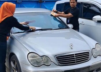 Kendaraan Menunggak Pajak di Agam Dipasangi Stiker Peringatan