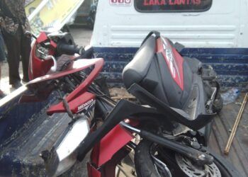 Innova Hilang Kendali di Tanah Datar, Dua Orang Patah Tulang dan Bengkel Hancur Ditabrak