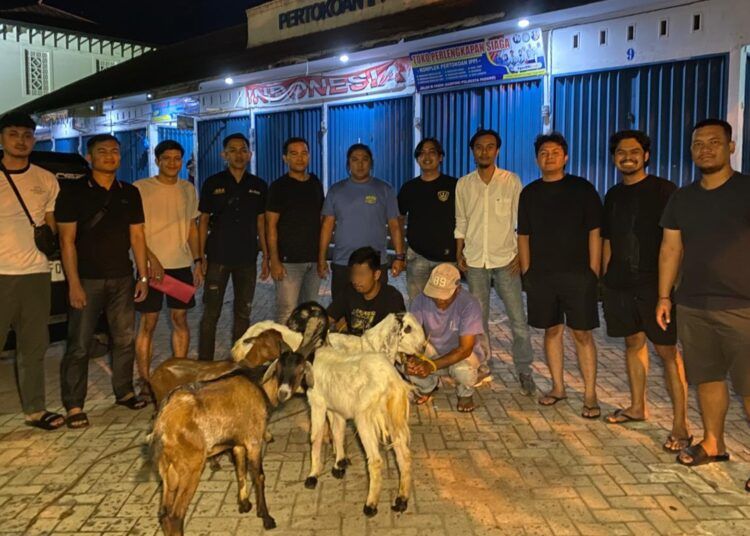 Polisi menangkap dua pria di pinggir jalan di Kelurahan Dadok Tunggul Hitam, Kota Padang, Sumatera Barat (Sumbar), pada Rabu (10/6/2026) pukul 21.00 WIB saat hendak menjual empat ekor kambing yang diduga merupakan ternak curian. Foto: Polresta Padang