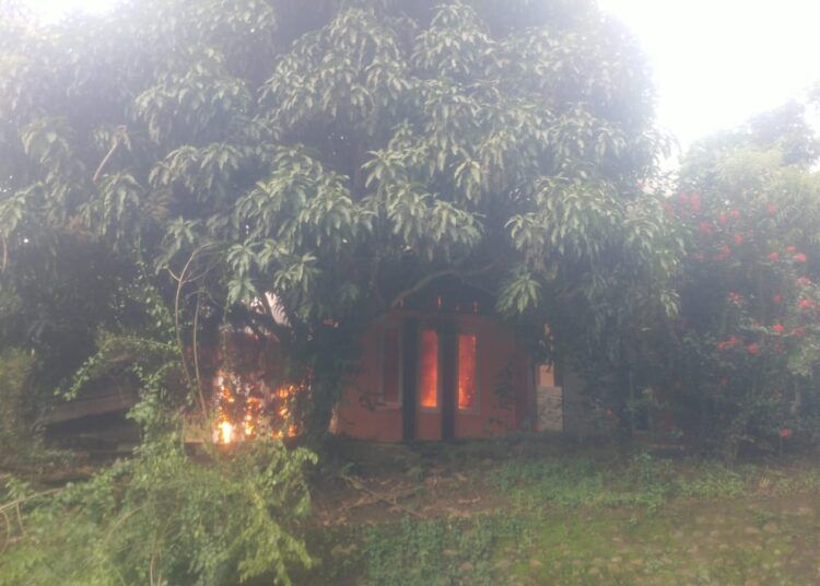 Sebuah rumah warga di Jorong Batu Balah, Nagari Gunuang Malintang, Kecamatan Pangkalan Koto Baru, Kabupaten Lima Puluh Kota, Sumatera Barat, terbakar pada Kamis (11/6/2026) sore.