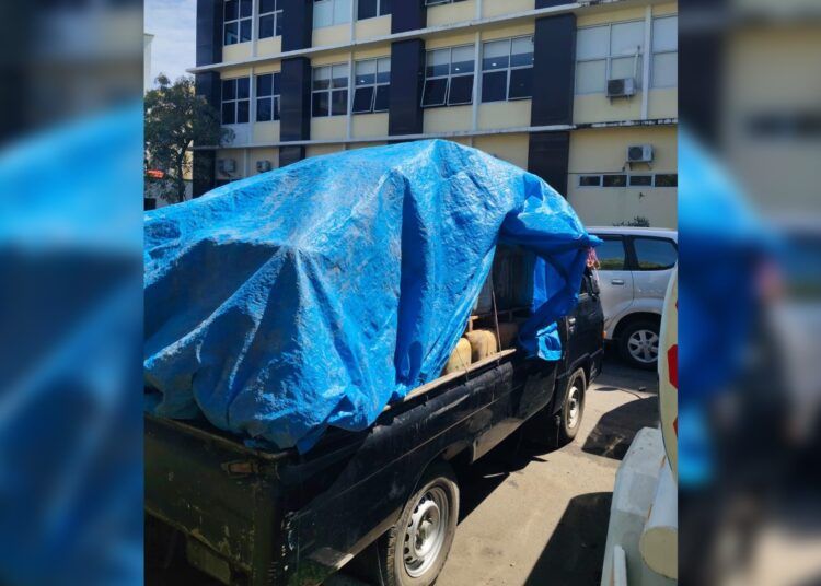 Polisi membawa sebuah mobil yang digunakan untuk membawa solar subsidi untuk ditimbun di sebuah kendang ayam di Nagari Muara Gadang Air Haji, Kecamatan Linggo Sari Baganti, Pesisir Selatan, pada Sabtu (6/6/2026) malam. Foto: Polda Sumbar