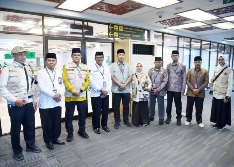 Wakil Wali Kota Pariaman, Mulyadi, menyambut kepulangan 133 jemaah haji asal daerah itu di Bandara Internasional Minangkabau (BIM) pada Kamis (11/6/2026) sekitar pukul 05.50 WIB.