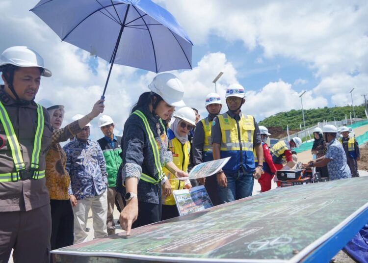 Bupati Dharmasraya, Annisa Suci Ramadhani, bersama jajaran meninjau langsung progres pembangunan Sekolah Rakyat di kawasan Pulau Sawah, Nagari Sungai Kambut, Kecamatan Pulau Punjung, Kamis (11/6/2026).