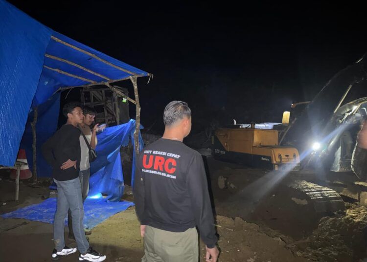 Polisi merazia lokasi tambang emas ilegal di Jorong Jujutan, Nagari Lubuk Gadang, Kecamatan Sangir, Solok Selatan, pada Kamis (11/6/2026) malam. Foto: Polres Solok Selatan