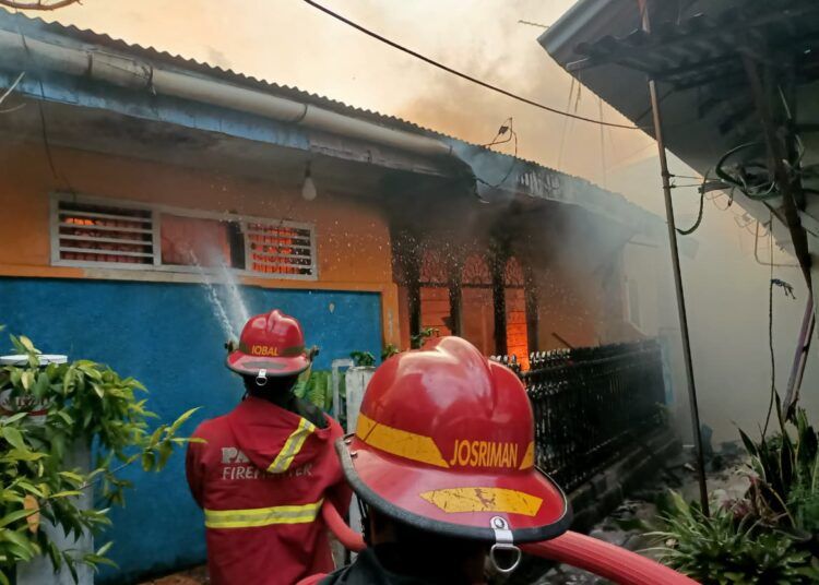 Petugas Damkar Padang berupaya untuk memadamkan api yang membakar puluhan bangunan di belakang Pasar Raya Padang, tepatnya di RT 002, RW 005, Kelurahan Kampung Jao Dalam, Kecamatan Padang Barat, Padang, terbakar pada Jumat (12/62026) sore. Foto: Dinas Damkar Padang