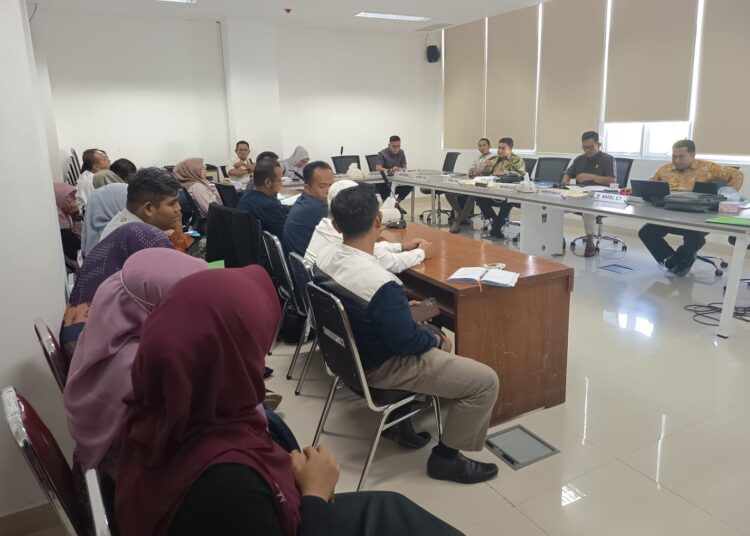 Komisi III DPRD Kota Padang menggelar rapat pembahasan LKPD Pemko Padang di ruang rapat mereka pada Jumat (12/6/2026). Foto: Fazrinaldo/Kabarminang.com