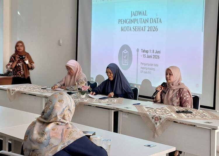 Pemerintah Kota (Pemko) Padang terus mematangkan persiapan menghadapi penilaian Kabupaten/Kota Sehat (KKS) Tahun 2026. Upaya tersebut ditegaskan melalui Rapat Koordinasi Lintas Sektor Penyelenggaraan KKS yang digelar di Ruang Rapat Bappeda Kota Padang, Jumat (12/6). Foto: Pemko Padang
