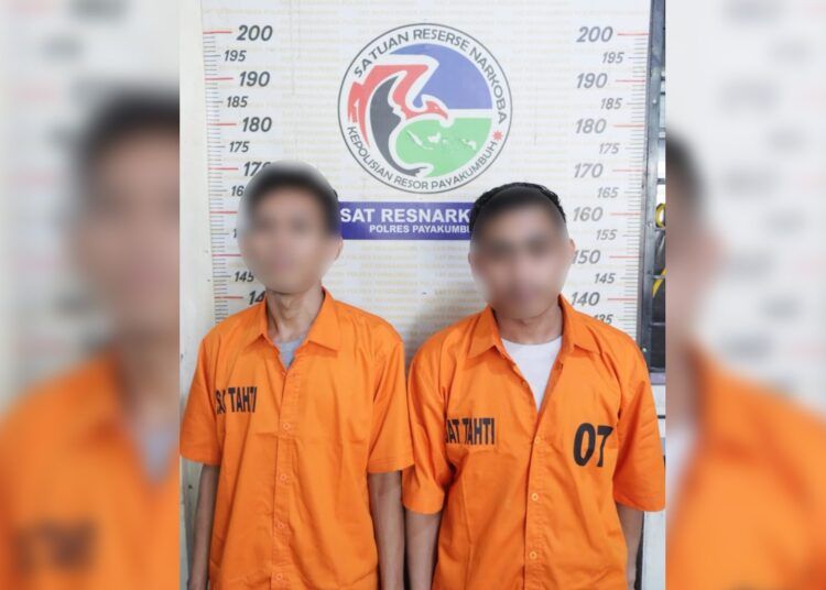 Polisi menangkap dua pemuda beradik kakak di dua kelurahan di Kota Payakumbuh pada Rabu (10/2026) karena menyimpan lebih dari 100 paket sabu-sabu siap edar. Foto: Polres Payakumbuh