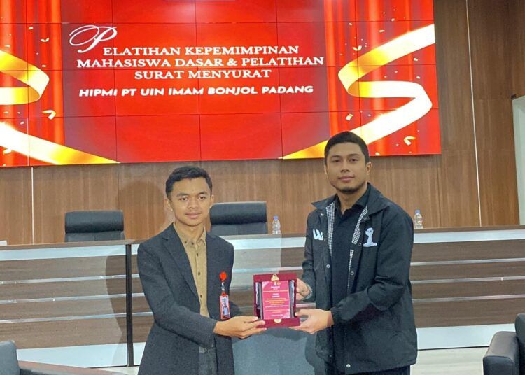 Unit Kegiatan Mahasiswa (UKM) Himpunan Mahasiswa Pengusaha Muda Indonesia Perguruan Tinggi (HIPMI PT) Universitas Islam Negeri (UIN) Imam Bonjol Padang menggelar Pelatihan Kepemimpinan Mahasiswa Dasar (PKMD) dan pelatihan surat menyurat di Aula Gedung J Kampus III UIN Imam Bonjol Padang, Jumat (12/6/2026).