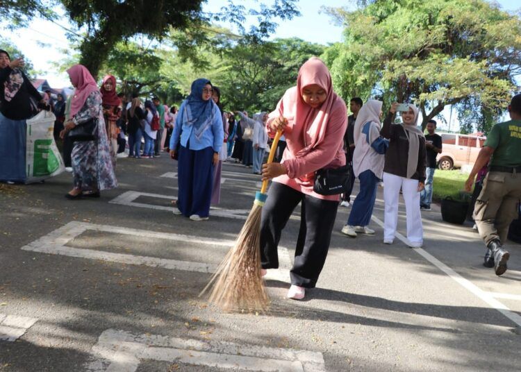 Pemerintah Kota (Pemko) Pariaman memperingati Hari Lingkungan Hidup Sedunia dengan menggelar gotong royong (goro) massal di GOR St Rajo Bujang, Karan Aur, Jumat (12/6/2026).