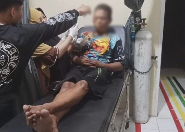 Seorang sopir truk Colt Diesel BA 8740 SU yang mengangkut pakan ayam mendapatkan perawatan medis setelah kendaraan yang dikemudikannya terjun ke jurang di jalur alternatif Rimbo Malampah, Jalan Kumpulan–Padang Sawah KM 13, tepatnya di Jorong Simpang, Nagari Simpang Utara, Kecamatan Simpang Alahan Mati, Kabupaten Pasaman, Sumatera Barat, pada Jumat (12/6/2026) sekitar pukul 22.30 WIB. Foto: Ist