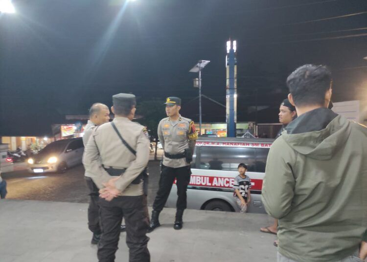 Seorang sopir truk Colt Diesel roda enam bermuatan pakan ayam ditemukan meninggal dunia di dalam kendaraannya di Jalan Raya Batusangkar–Ombilin, Jorong Padang Data, Nagari Simawang, Kecamatan Rambatan, Kabupaten Tanah Datar, pada Sabtu (13/6/2026).