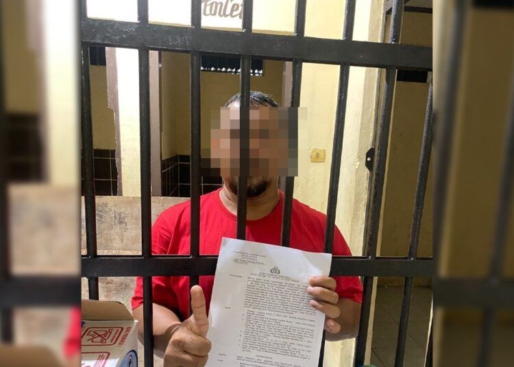 Polisi menahan seorang pria di rutan Polsek Guguk, Polres 50 Kota, pada Sabtu (13/6/2026) setelah ditetapkan sebagai tersangka penganiaya adik kandungnya. Foto: Polsek Guguk