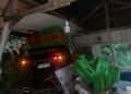 Mobil Pengangkut Ayam Tertimbun Material Longsor yang Lumpuhkan Jalur Padang—Bengkulu