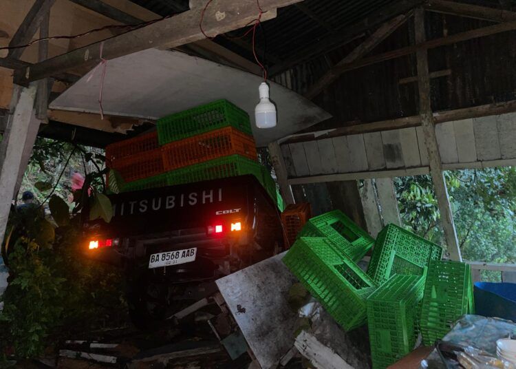Sebuah mobil tertimbun material longsor di Kilometer 16, RT 01, RW 02, Kelurahan Bungus Barat, Kecamatan Bungus Teluk Kabung, pada Minggu (14/6/2026) sore. Foto: BPBD Padang