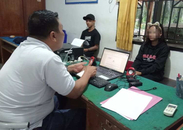 Polisi meminta keterangan Desi Lestari perihal perkelahian antara dua pria di los Pasar Sungai Tambang, Nagari Kunangan Parik Rantang, Kecamatan Kamang Baru, Sijunjung, Sumatera Barat (Sumbar), pada Sabtu (13/6/2026) malam. Foto: Polres Sijunjung