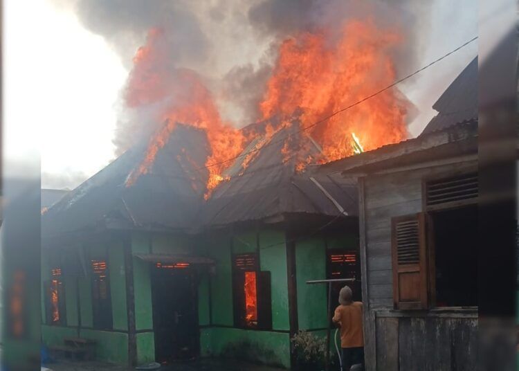 Enam rumah warga di Jorong Tapi Balai, Nagari Padang Sibusuk, Kecamatan Kupitan, Sijunjung, terbakar pada Minggu (14/6/2026) siang. Foto: Damkar Sijunjung