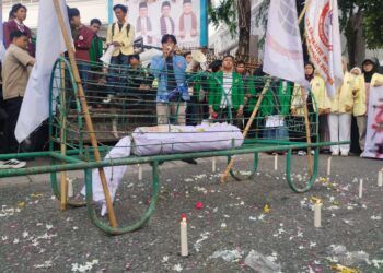 Demo di DPRD Sumbar, Mahasiswa Bawa Keranda dan Kain Kafan Bertuliskan Kritik untuk Pemerintahan Prabowo