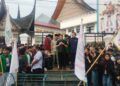 Bawa Keranda dan Nyalakan Lilin, Mahasiswa Sumbar Desak Pembatalan Revisi UU Polri dalam Aksi di DPRD