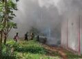 Api Mengamuk di Tanah Datar, Dua Ruko Hangus Terbakar