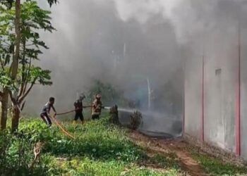 Api Mengamuk di Tanah Datar, Dua Ruko Hangus Terbakar