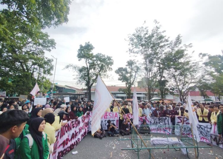 Aliansi Badan Eksekutif Mahasiswa (BEM) Sumatra Barat (Sumbar) unjuk rasa di DPRD Sumbar pada 15 Juni 2026. Foto: Qadri/Sumbarkita
