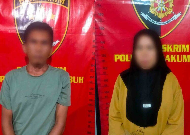 Polisi menangkap pasangan suami istri (pasutri) inisial FR (42) dan RS (35) pencuri iPhone 16 Pro di Kelurahan Sungai Durian, Kecamatan Lamposi Tigo Nagori, Kota Payakumbuh, Sumatera Barat, pada Jumat (12/6/2026). Ponsel tersebut diketahui milik keponakan pelaku. Foto: Polres Payakumbuh