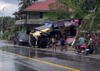 Video: Truk Diduga Hilang Kendali Tabrak Warung di Padang Pariaman