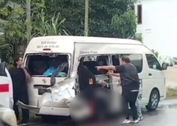 Video: Travel dan Truk Tabrakan di Lima Puluh Kota, Korban Terjepit
