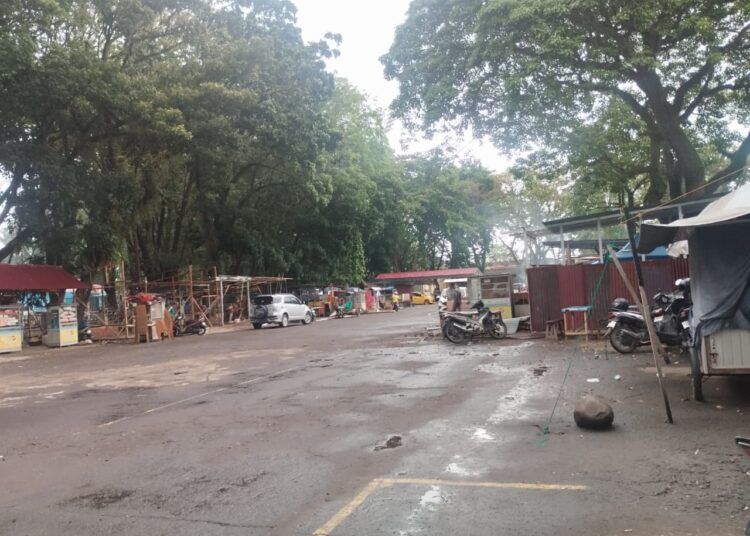 Puluhan pedagang yang selama ini berjualan di kawasan pujasera dan bawah tribun GOR H. Agus Salim, Kota Padang, mulai direlokasi ke area lapangan panjat tebing di depan Kolam Renang Teratai seiring dimulainya proyek renovasi GOR tersebut.