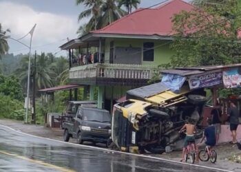 Hilang Kendali, Truk Tabrak Warung di Padang Pariaman