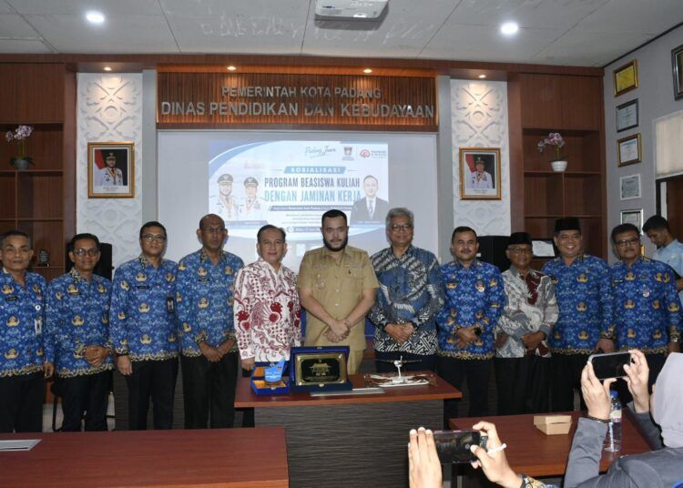 Pemerintah Kota (Pemko) Padang bekerja sama dengan Politeknik Kirana untuk menyediakan 40 slot beasiswa bagi anak muda Kota Padang. Penandatanganan kerja sama tersebut berlangsung pada Rabu (17/6/2026) di Kantor Dinas Pendidikan dan Kebudayaan Kota Padang.