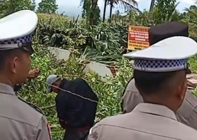 Polisi mengamankan eksekusi tanah ulayat di Nagari Sungai Kamuyang, Kecamatan Luhak, Lima Puluh Kota, Sumatera Barat (Sumbar), pada Kamis (18/6/2026).