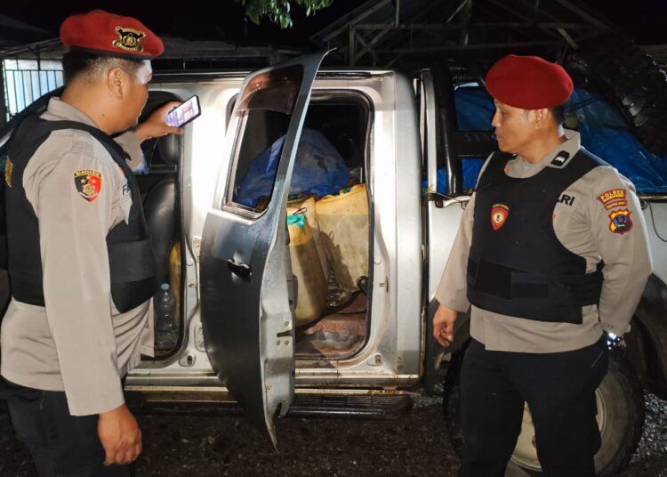 Polisi menangkap seorang pria di Jorong Kajai, Nagari Kajai, Kecamatan Talamau, Pasaman Barat, Sumatera Barat (Sumbar), pada Minggu (14/6/2026) sekitar pukul 21.34 WIB saat mengangkut puluhan jeriken berisi biosolar bersubsidi. Foto: Polres Pasaman Barat
